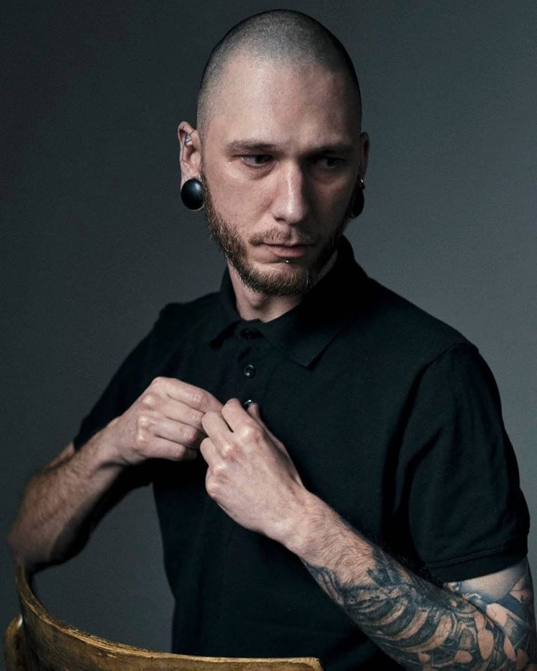 Portret artysty tatuażu Adama Ziotewicza, znanego z awangardowych abstrakcyjnych prac w Sztorm Tattoo.