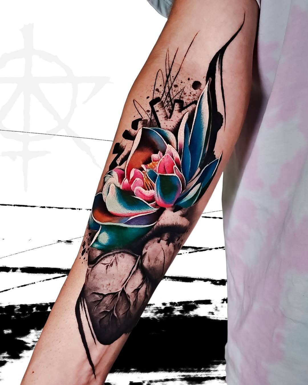 lilia kolory w tatuażu na ręce i serce jako symbol życia