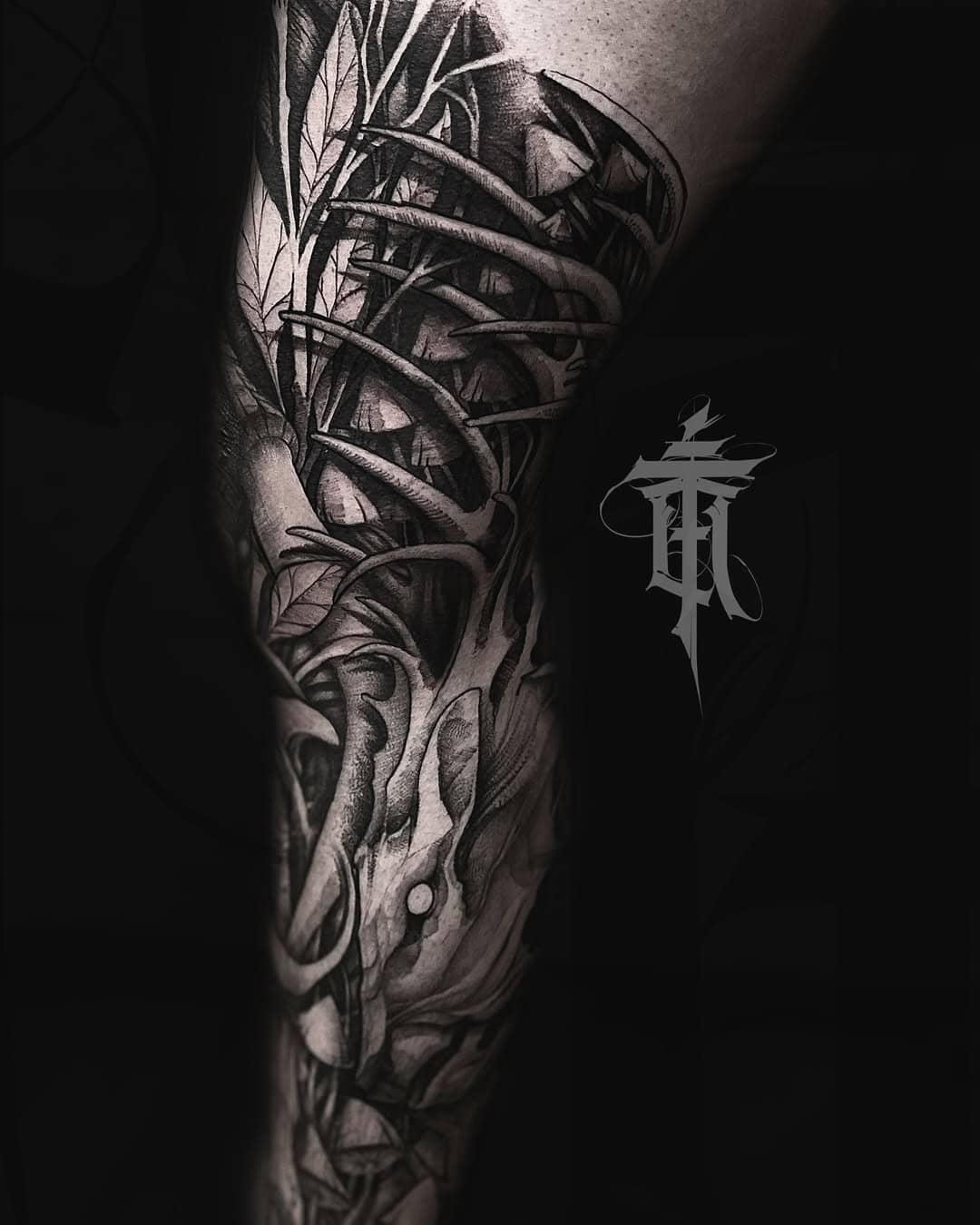 Tatuaż biomechaniczny na nodze wykonany przez Emila Cwika w Sztorm Tattoo Gdańsk