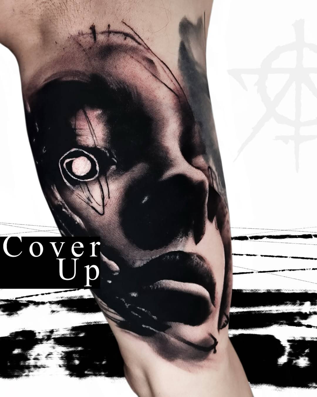 Awangardowy tatuaż twarzy w ciemnych barwach cover-up perfekcyjne zakrycie złego tatuażu ekspert – praca Adama Ziotewicza „Ziota” w Sztorm Tattoo.