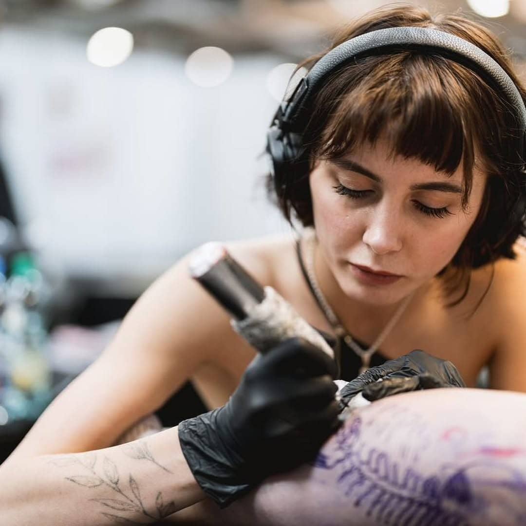 Ana profesjonalna tatuatorka z doświadczeniem w realiźmie i grafice w sztorm tattoo studio