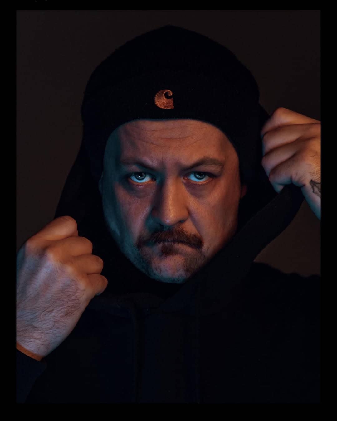 Portret Emila Cwika, tatuatora Art Craft ze Sztorm Tattoo Gdańsk