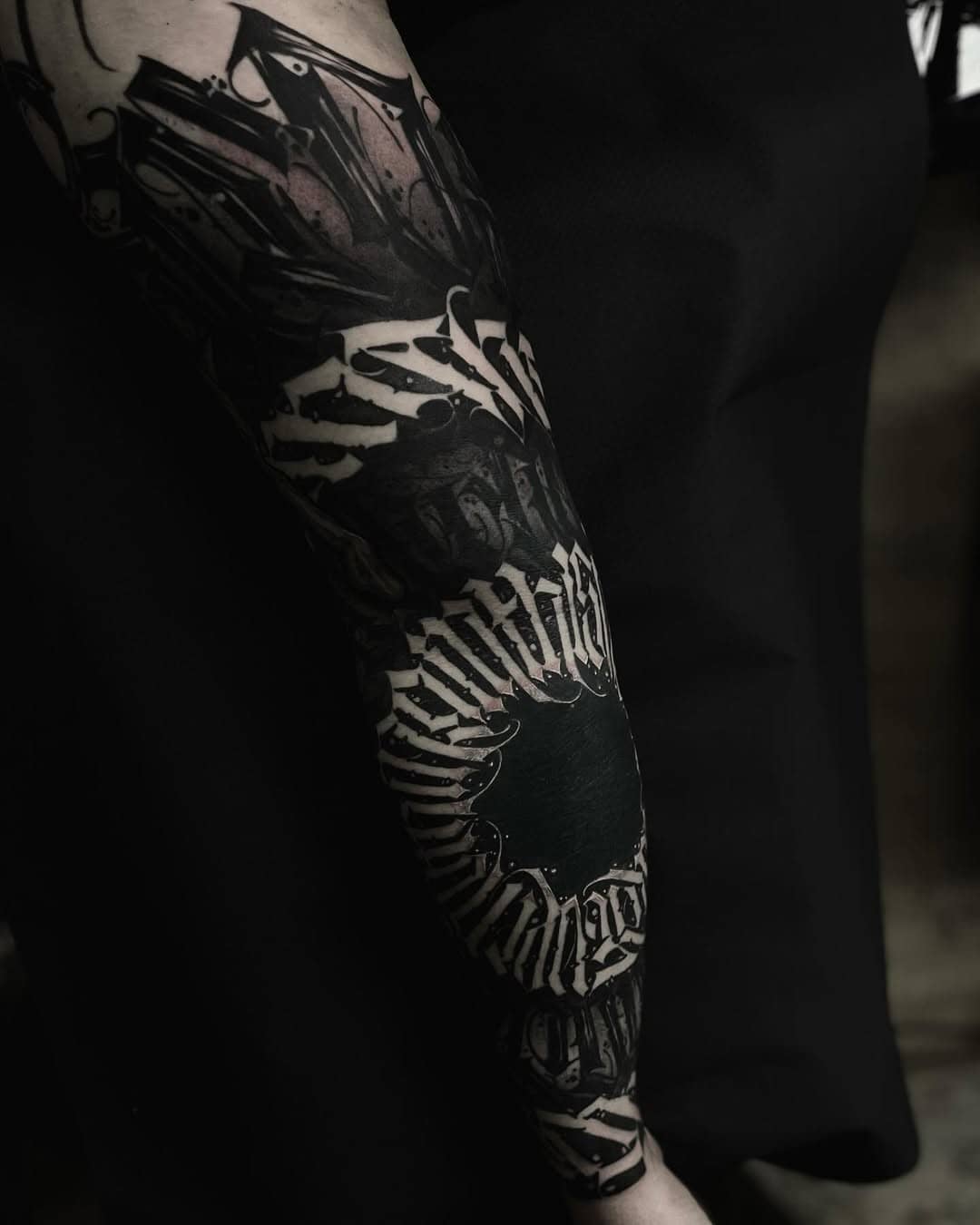 Tatuaż Art Craft na przedramieniu wykonany przez Emila Cwika