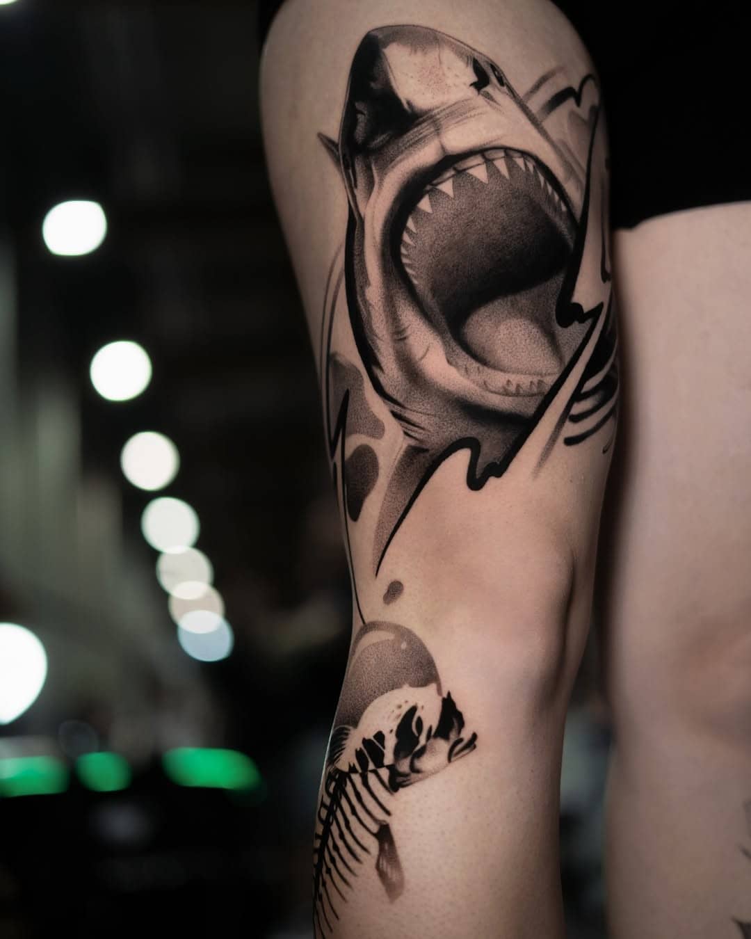 ładny tatuaż przedstawiający rekina wykonany w profesjonalny sposob