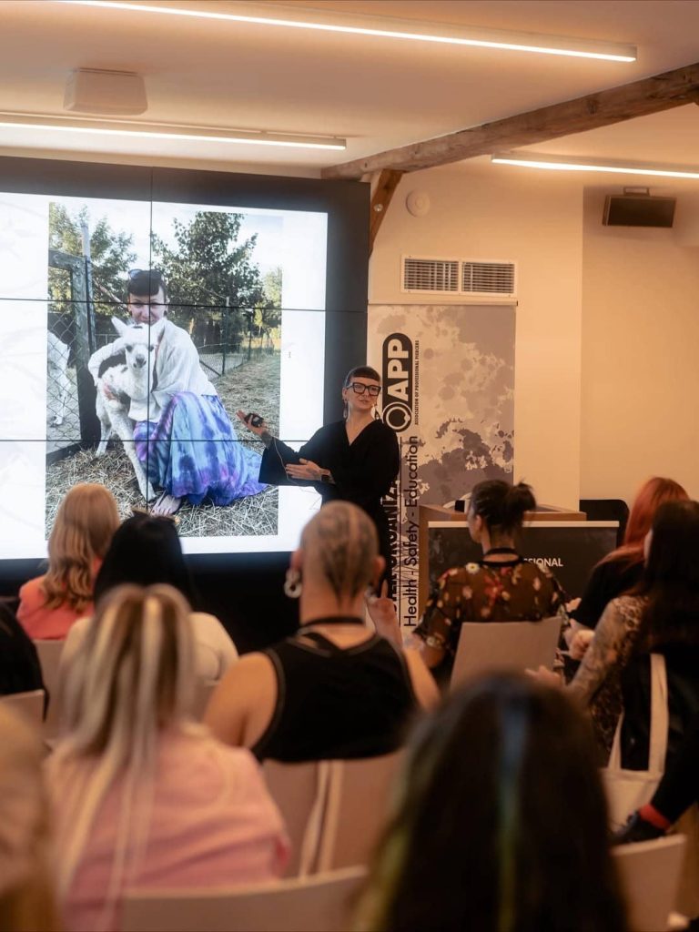 Pierce Beti podczas wykładu Professional Piercers Poland Conference 2025