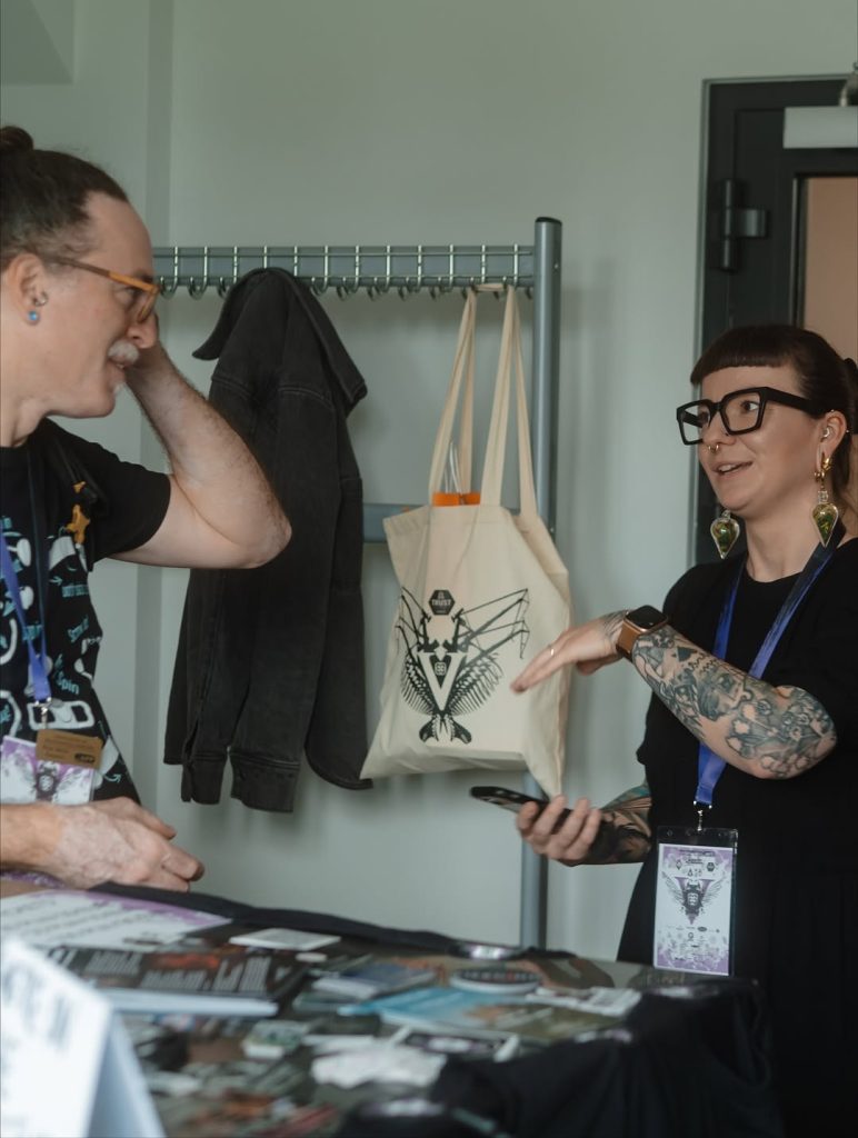 Pierce Beti podczas rozmowy z wystawcą Professional Piercers Poland Conference 2025