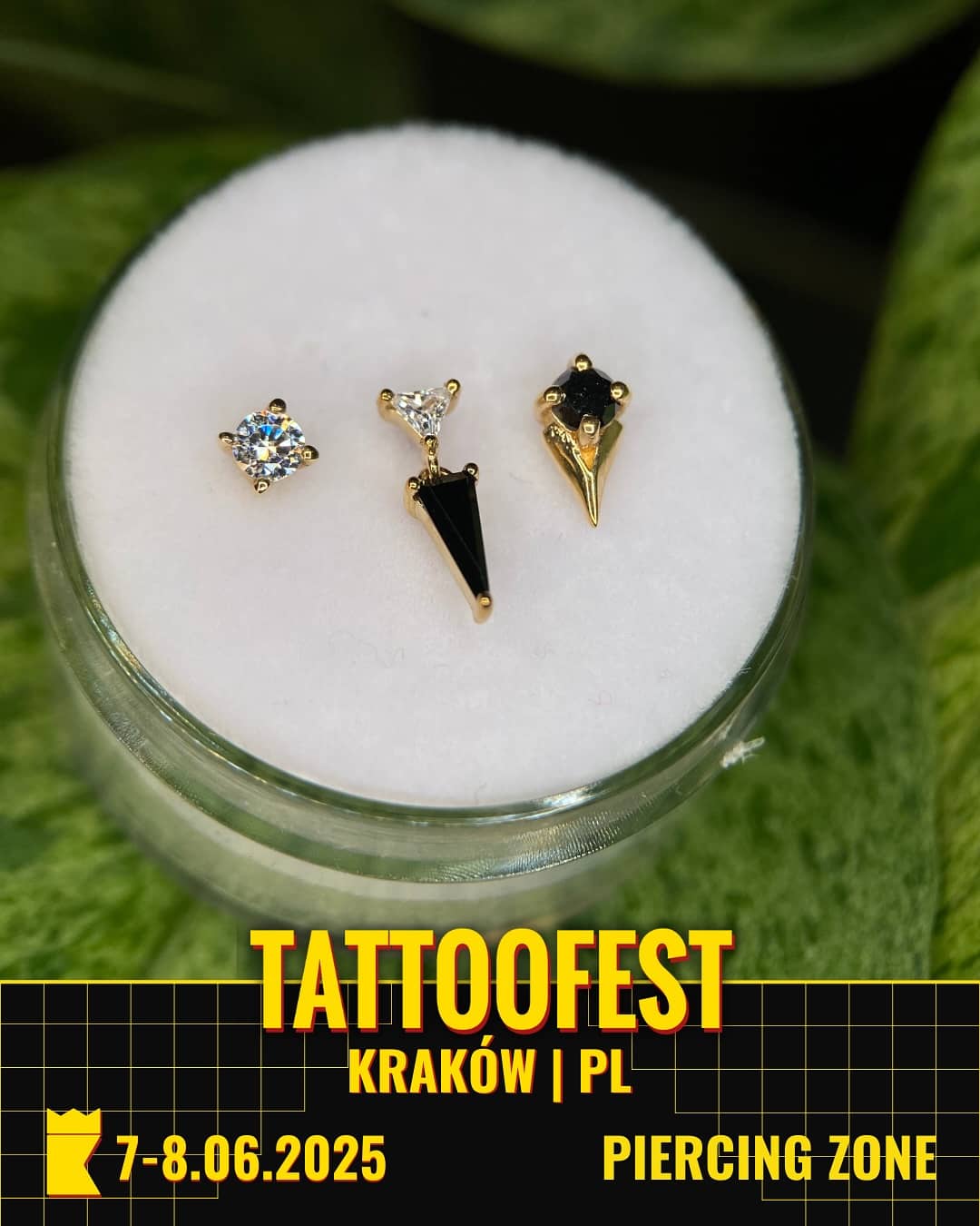 Zestaw złotych kolczyków z czarnymi i przezroczystymi kamieniami – prezentacja biżuterii w strefie piercingu Tattoofest Kraków 2025.
