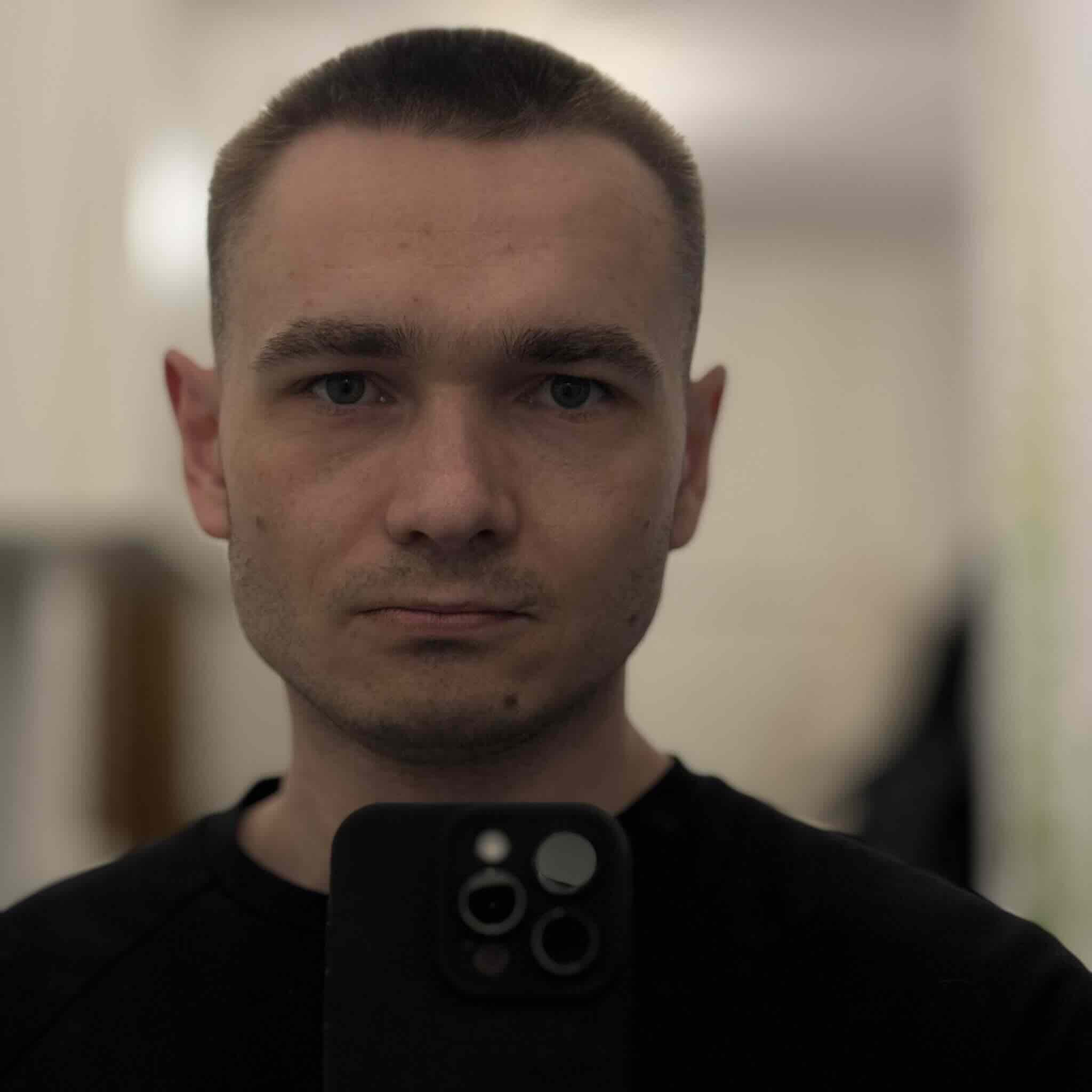 na zdjęciu artysta tatuator specjalizujący się w tatuażach realistycznych w czerni i szarości