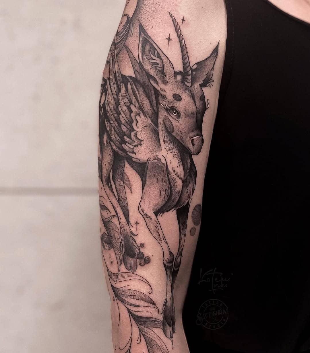 Tatuaż autorstwa Oli przedstawiający fantastyczne zwierzę – jednorożca ze skrzydłami. Graficzny, bajkowy styl.