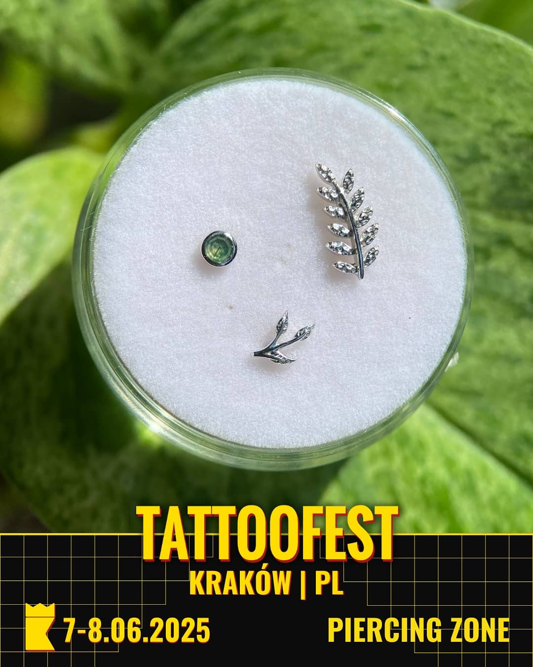 Srebrne kolczyki do piercingu z zielonym kamieniem i motywem listka – biżuteria prezentowana podczas Tattoofest Kraków 2025.