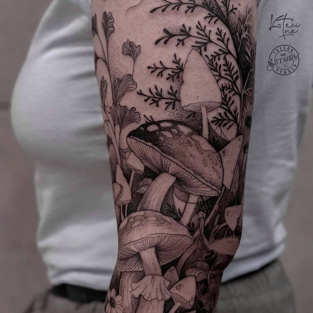 Tatuaż roślin i grzybów z opaską na przedramieniu – praca Oli, Sztorm Tattoo Studio.