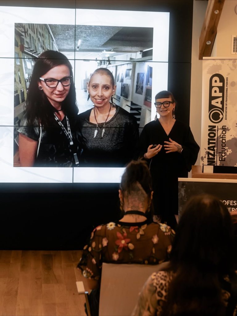 nasza piercerka uczy innych przekłuwania Professional Piercers Poland Conference 2025