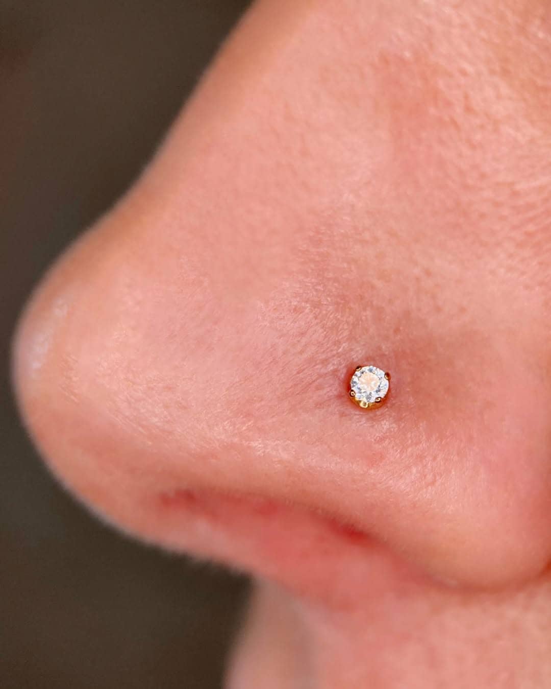 Delikatny piercing nosa z małą cyrkonią – piercingbyola, Sztorm Tattoo Gdańsk