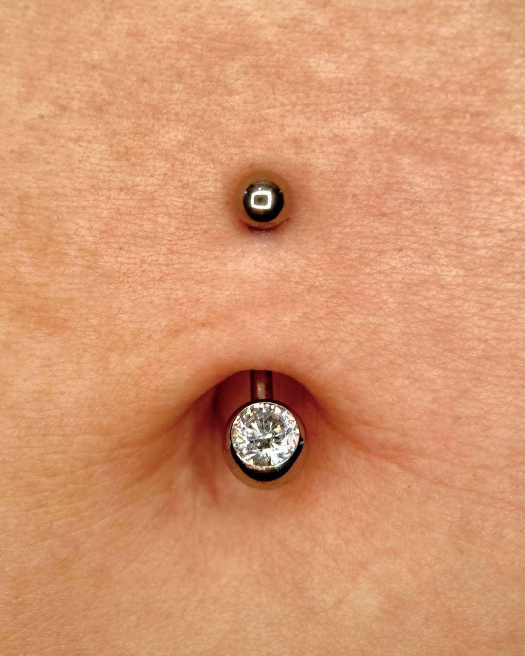 Piercing pępka z dużą cyrkonią w złotej oprawie – piercingbyola, Sztorm Tattoo Gdańsk