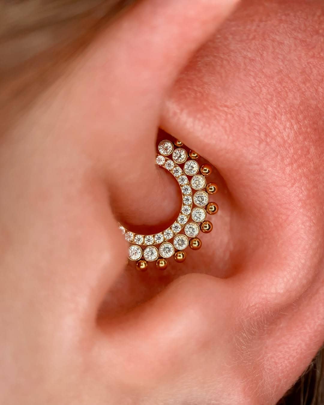 Piercing w uchu pi≥ękna biżuteria z cyrkoniami gdańsk garnizon