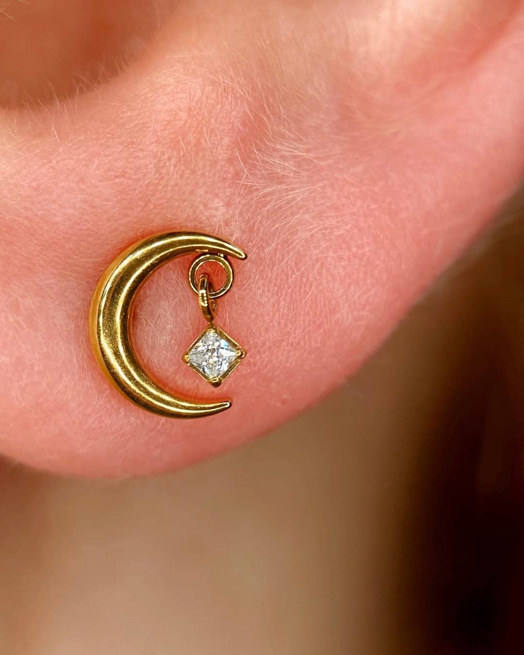 Piercing conch (wewnętrzna muszla ucha) – złota gwiazda z centralną cyrkonią, styl minimalistyczny; Ola (piercingbyola), Sztorm Tattoo Gdańsk.