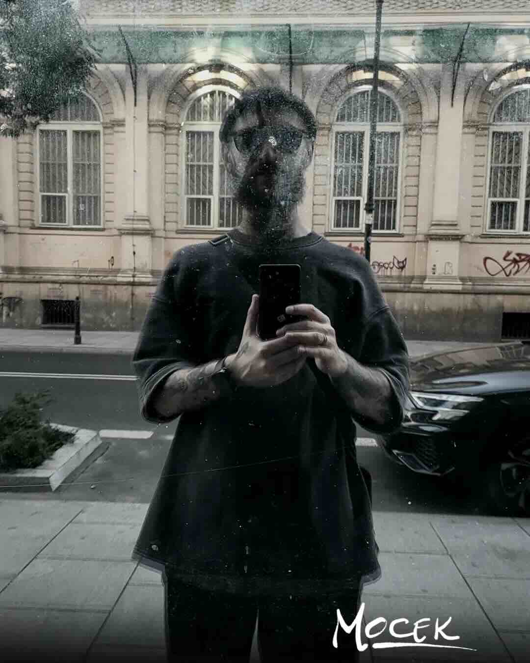 Paweł Mocek, absolwent ASP, tatuuje w Gdańsku w stduiu tatuażu Sztorm