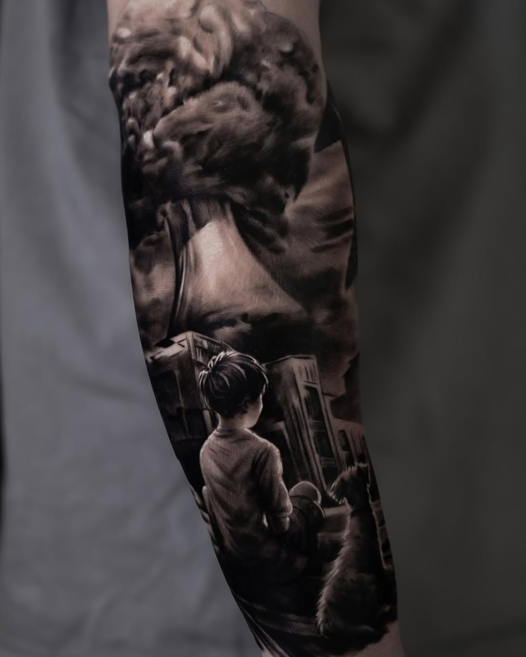 Tatuaż realistyczny ukazujący chłopca z psem patrzących na miasto i potężny wybuch, dramatyczna kompozycja wykonana przez Kolosa, Sztorm Tattoo Gdańsk.