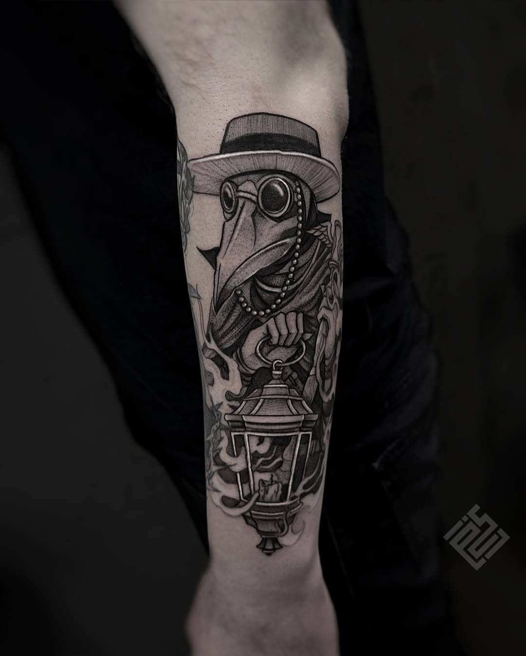 Tatuaż doktor plagi z latarnią, przedramię, mocny kontrast, Sillou, Sztorm Tattoo Gdańsk