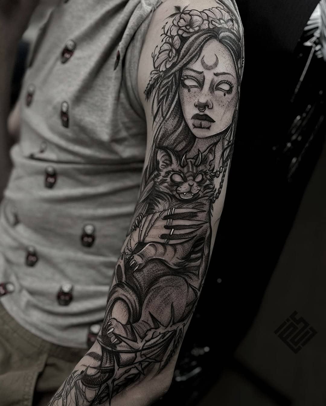 Tatuaż kobieta z rogami i krukiem, przedramię, czarny styl, Sillou, Sztorm Tattoo Gdańsk