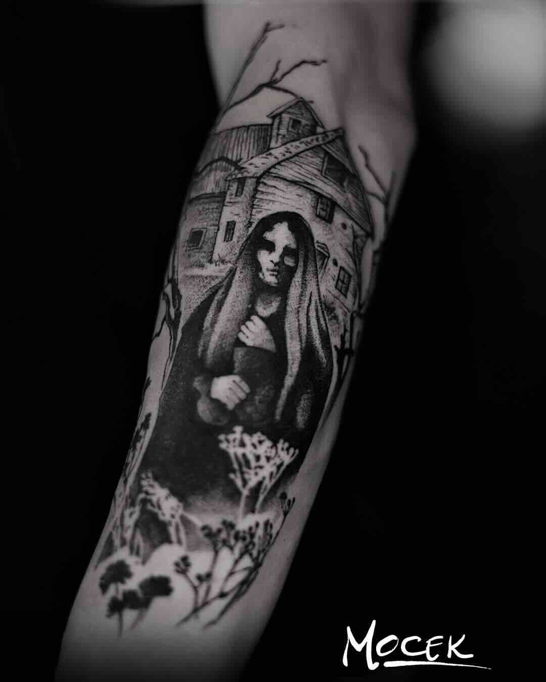 Tatuaż kobieta na tle opuszczonego domu, czarny tusz, przedramię, Mocek, Sztorm Tattoo Gdańsk