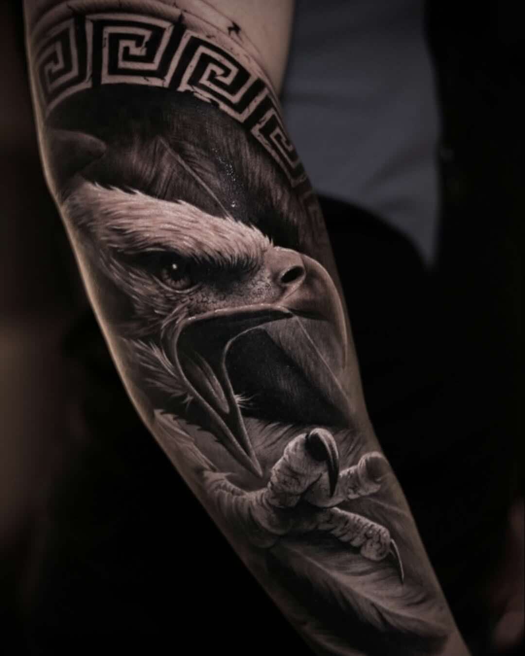 Realistyczny tatuaż orła na ramieniu, pełen detali i kontrastu, wykonany przez Kolosa w Sztorm Tattoo Gdańsk