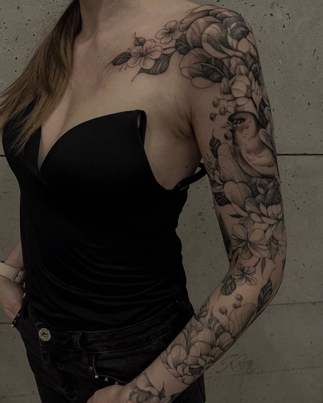 Pełny rękaw tatuażu z ptakiem i bogatymi motywami kwiatowymi – Ola, Sztorm Tattoo.